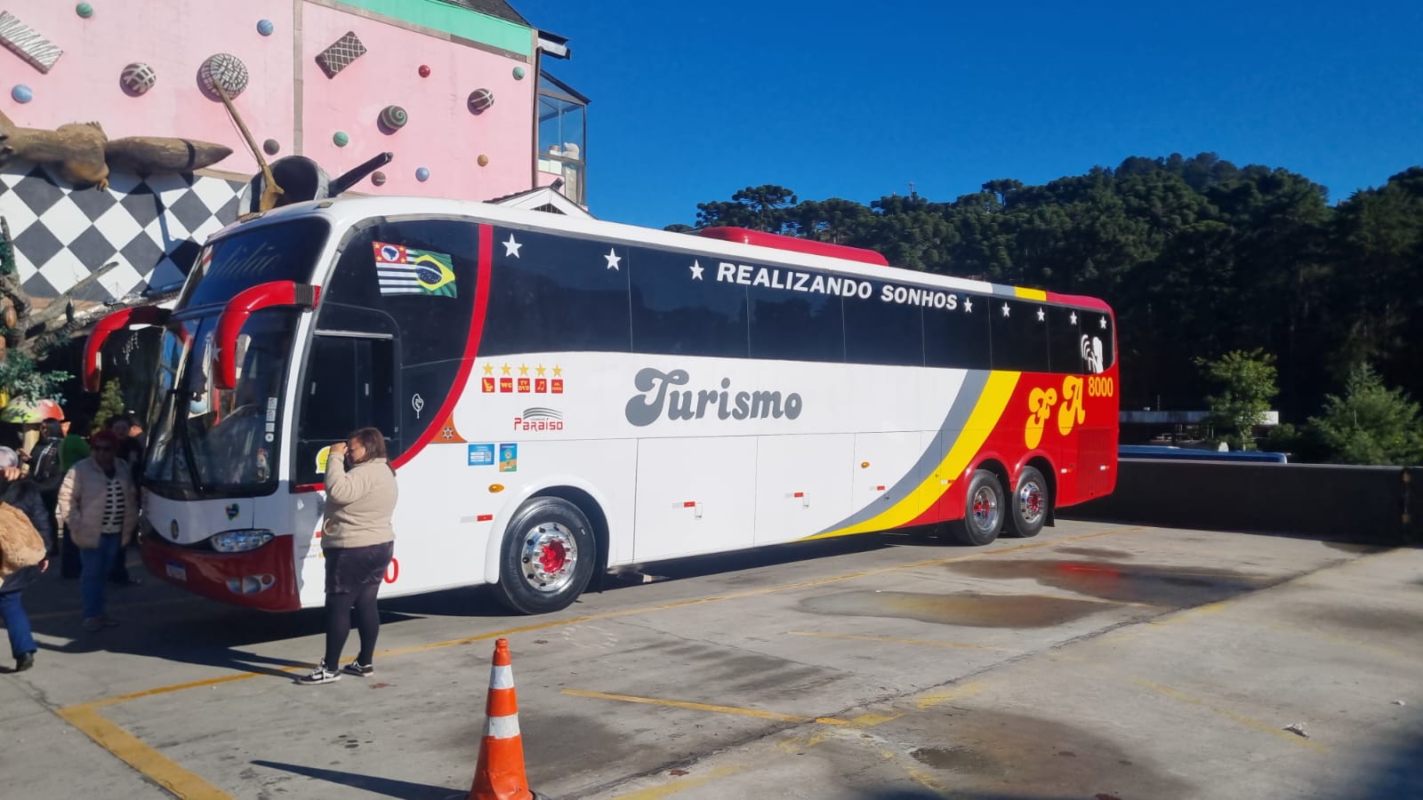 Grupo de viajantes embarcando no ônibus da Faturismo em um passeio