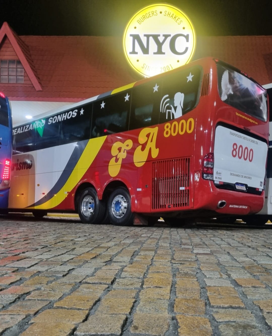 Ônibus da Faturismo em viagem noturna