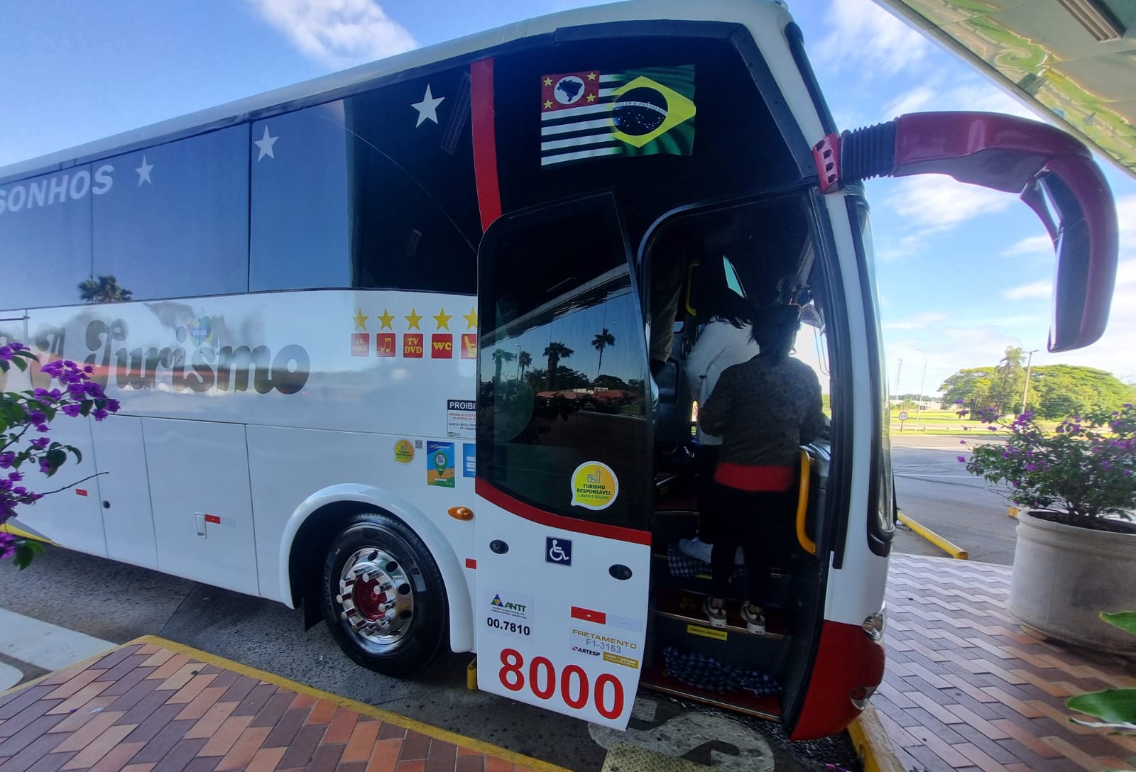 Viajantes embarcando no ônibus da Faturismo