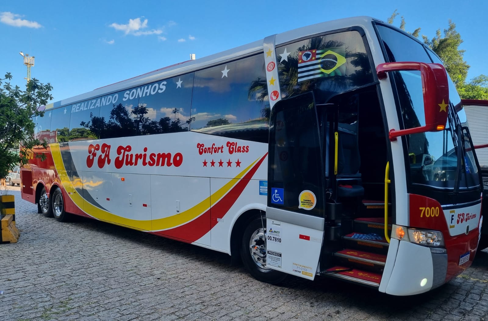Ônibus da Faturismo em dia de sol