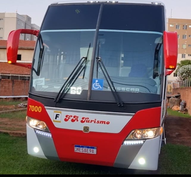 Frente do ônibus da Faturismo