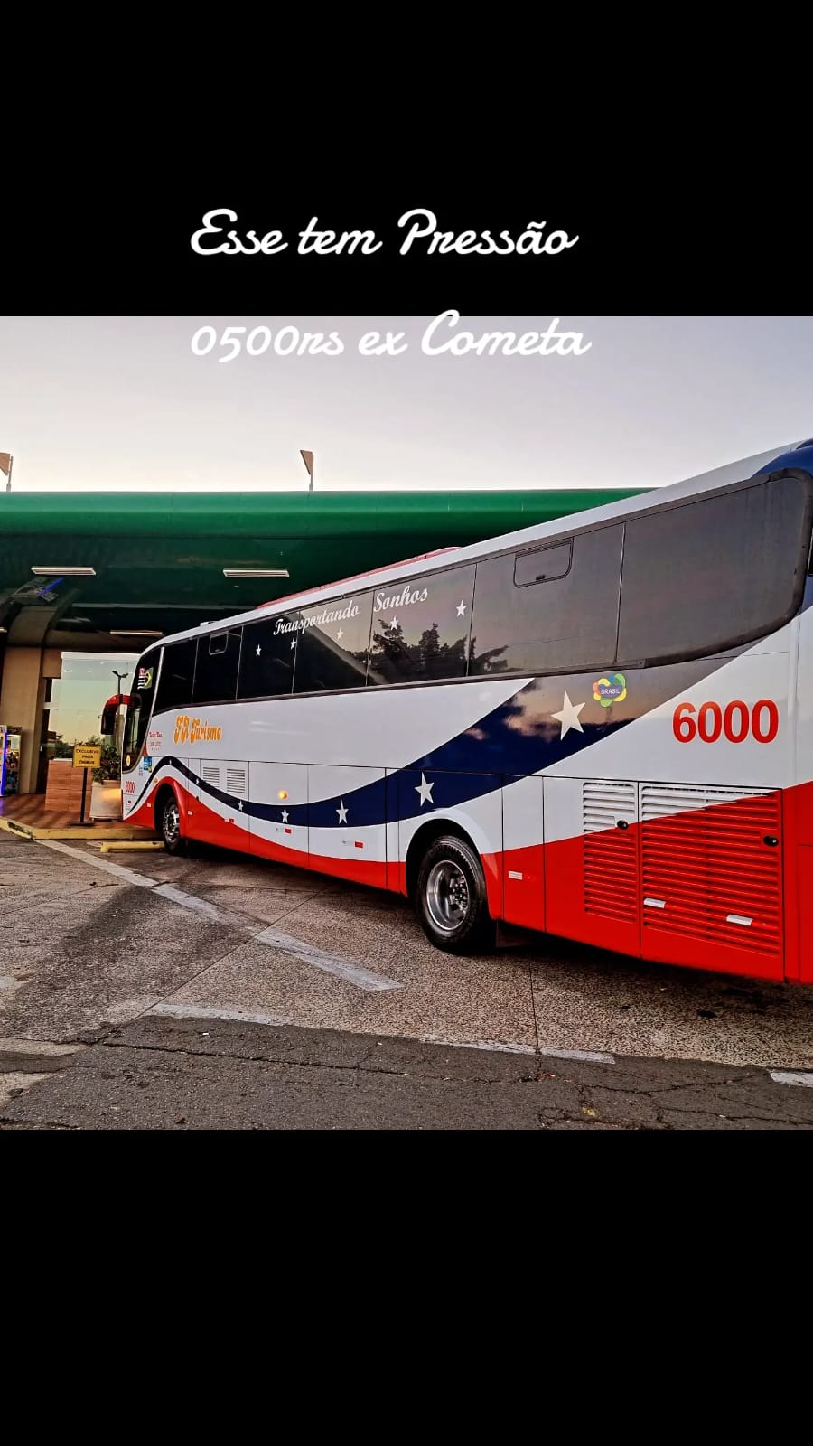 Ônibus da Faturismo em parada na estrada