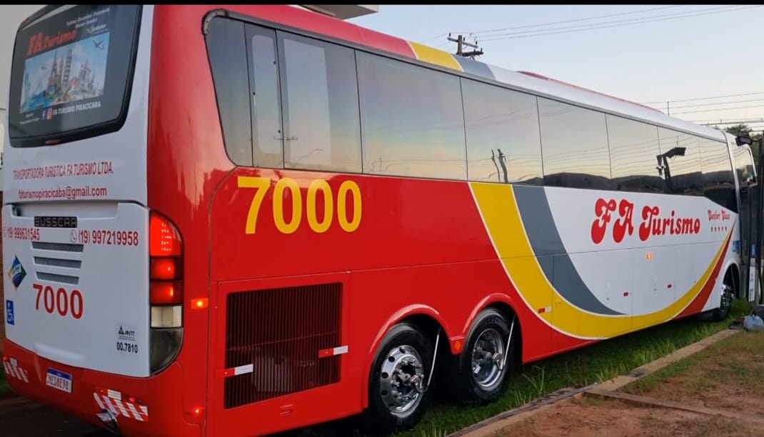Traseira do ônibus da Faturismo