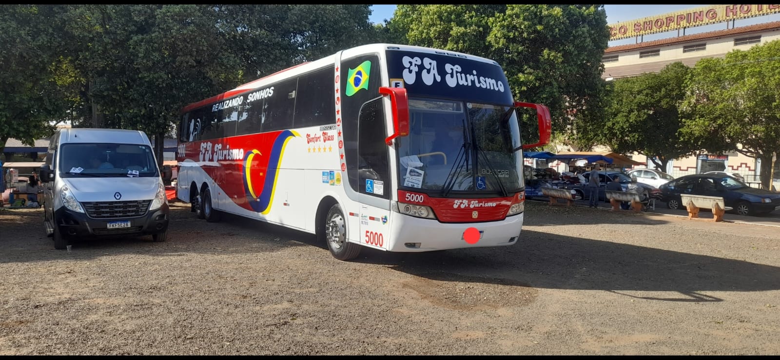 Veículo da Faturismo ao lado do ônibus, prontos para mais uma saída