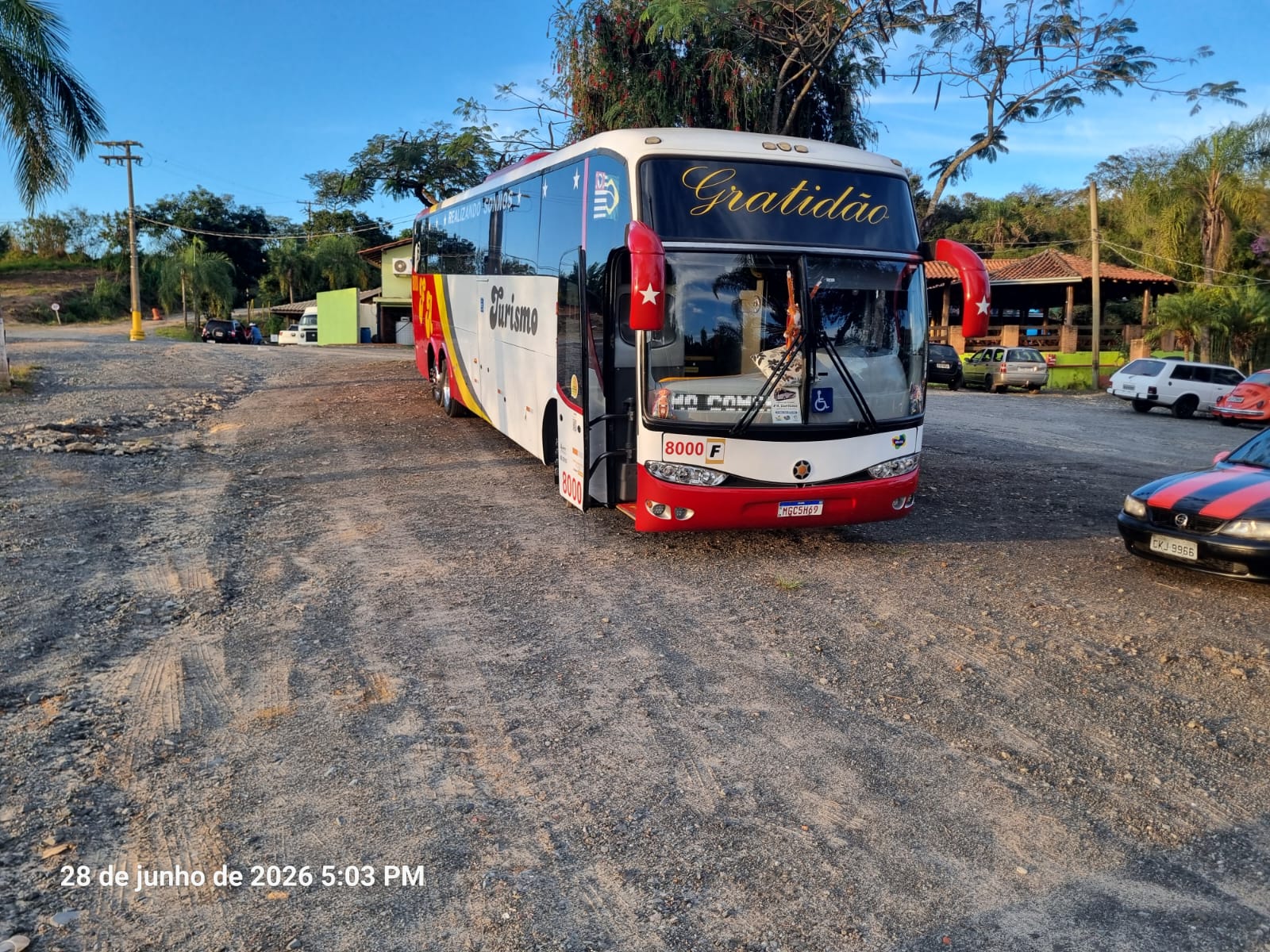 Ônibus da Faturismo em parada durante uma excursão