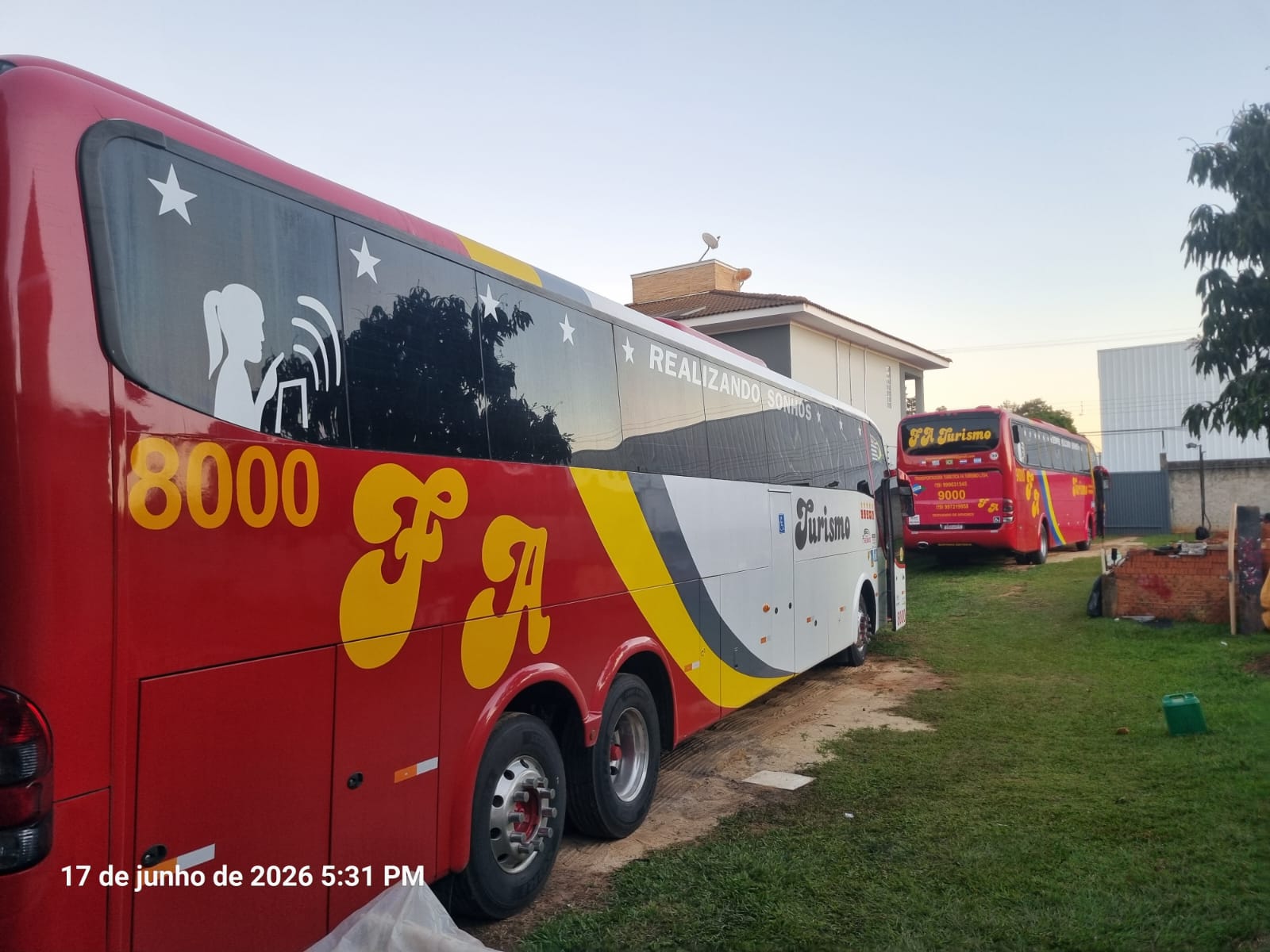 Os ônibus adesivados da Faturismo juntos no pátio