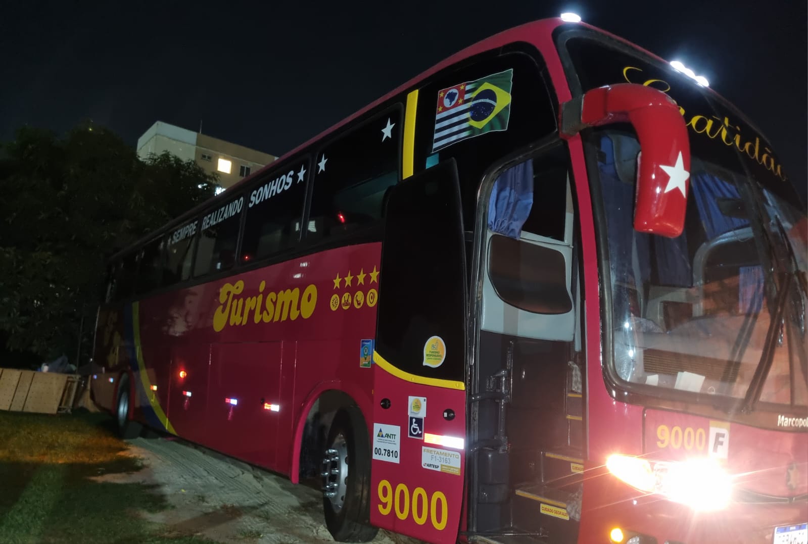 Ônibus da Faturismo iluminado à noite