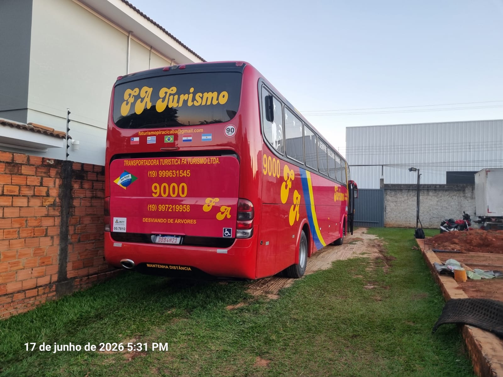 Traseira do ônibus adesivado da Faturismo