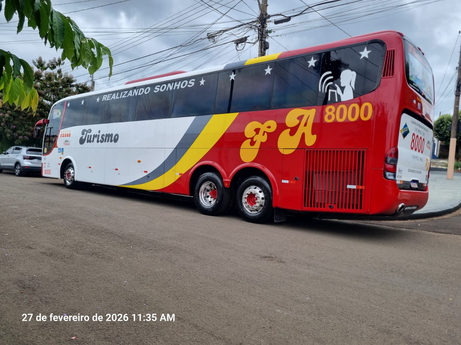 Ônibus da Faturismo parado na rua